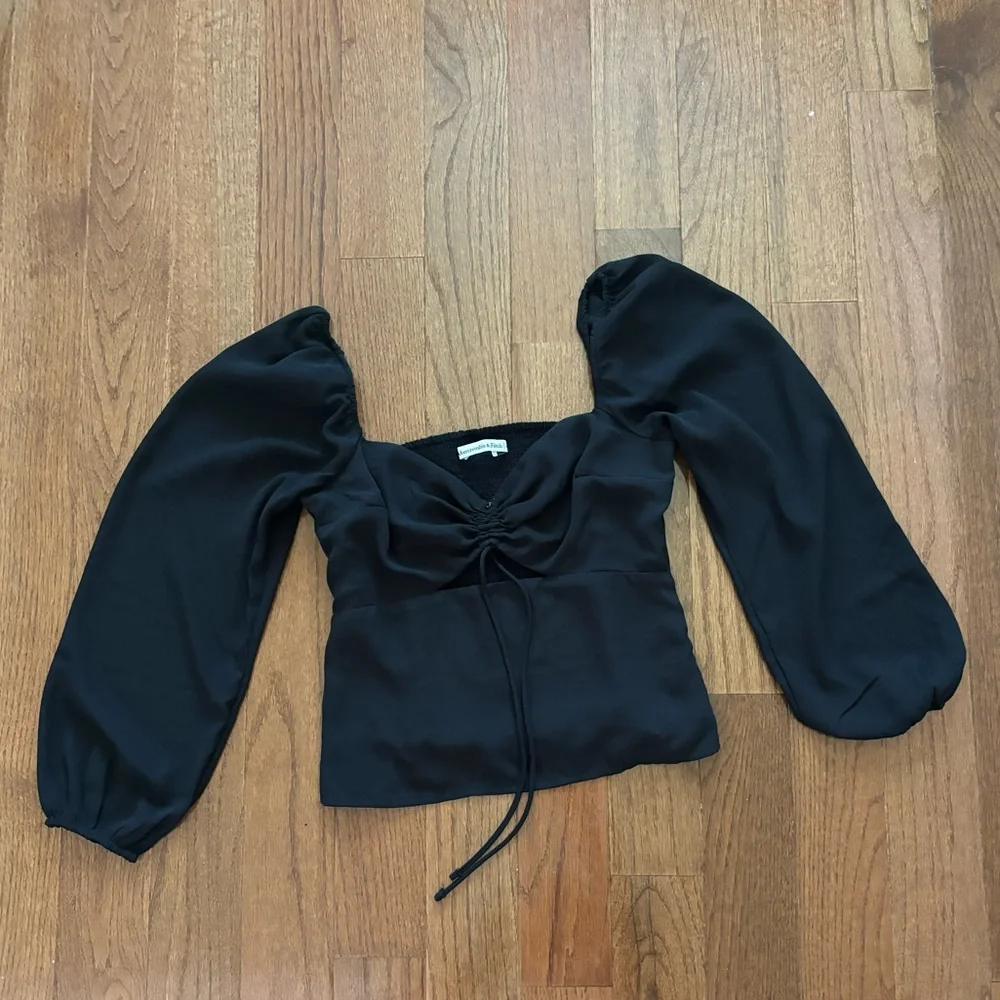 Abercrombie and Fitch black sweetheart cut out longsleeve blouse - small